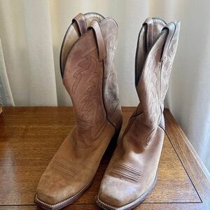 Mens Moonshine Spirit cowboy boots. Good condition. Size 9EE. Suede leather